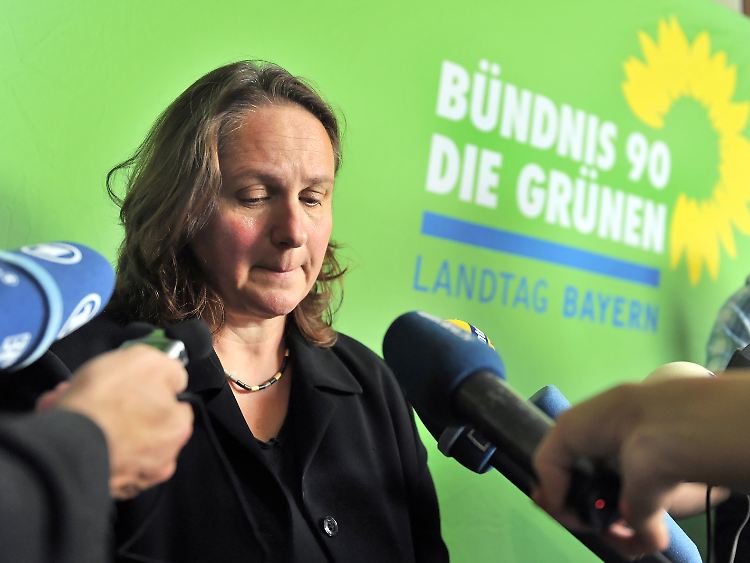 Tief bewegt tritt die Landesvorsitzende der Grünen, Theresa Schopper, mit der Todesnachricht vor die Presse.