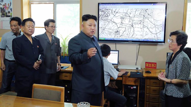 Kim spricht ein ernstes Wort mit den Mitarbeitern des Wetterdienstes.