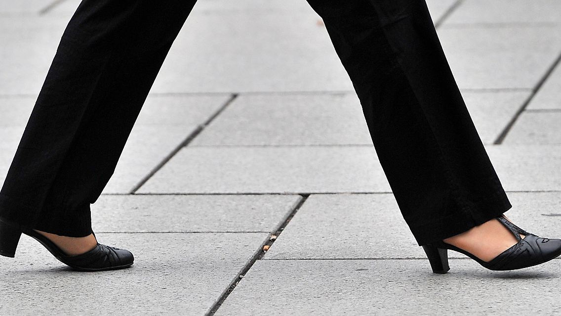 Höhere Absätze sollten Frauen nicht regelmäßig tragen.