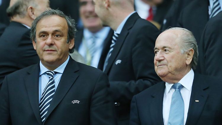 Ob Platini (l.) sich freut, dass Blatter (r.) die Uefa-Pläne zur Torlinien-Technik verriet? Man darf es bezweifeln.