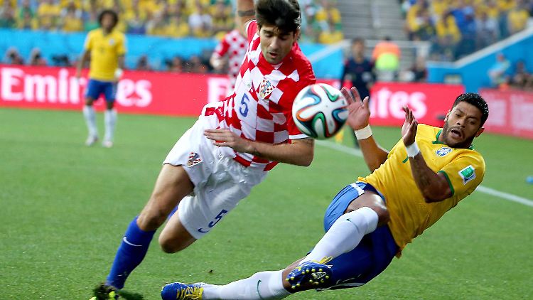 Kroatiens Vedran Corluka (li.) im Duell mit Brasiliens Hulk.