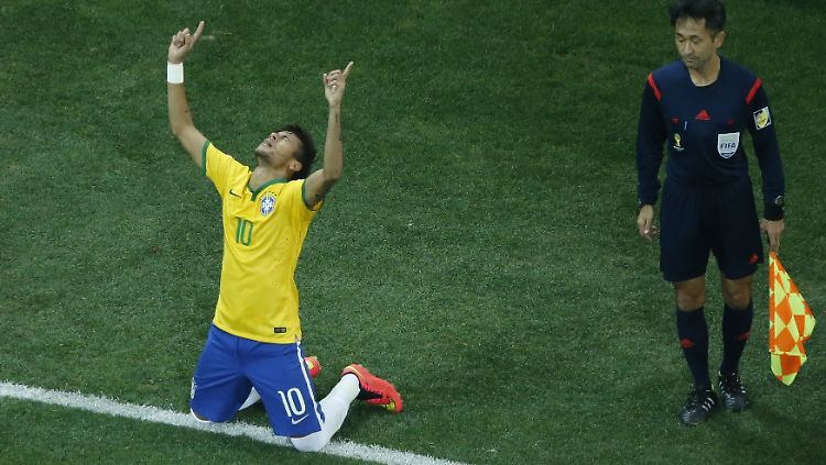 Er stand gleich im Fokus: Neymar bekam die erste Gelbe Karte des Turniers - und traf kurz danach zum 1:1.