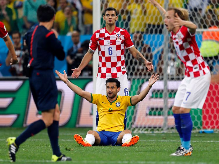 Die beste Aktion von Fred: Er lässt sich theatralisch fallen, Referee Nishimura gibt Elfmeter.