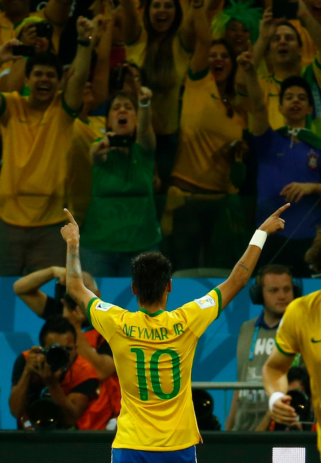Er ist der Mann des Tages beim Auftakt der Fußball-Weltmeisterschaft in Brasilien: Neymar da Silva Santos Júnior, kurz Neymar.