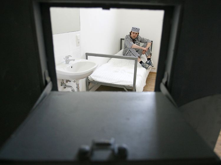 Dieser hier hat freiwillig eingecheckt - in das erste Gefängnishotel Deutschlands, das "Alcatraz" in Kaiserslautern.