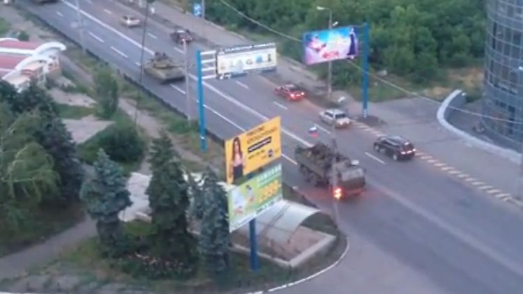 Fälschung oder real? Dieses Youtube-Video soll eine russische Kolonne in der ukrainischen Stadt Makejewka zeigen.