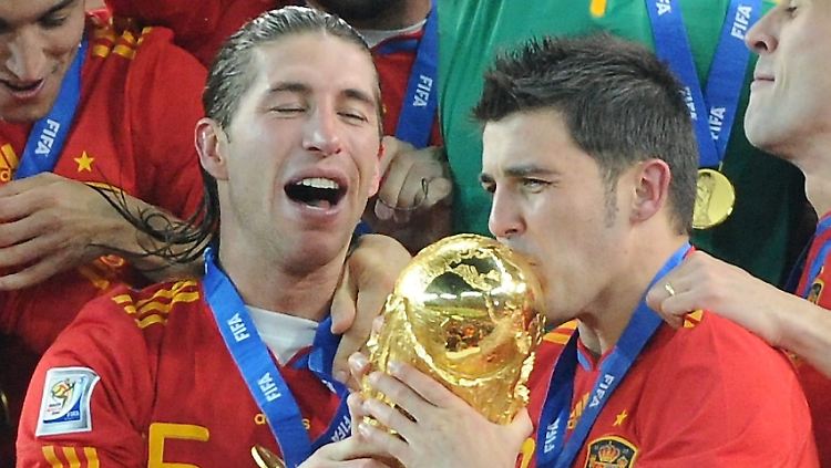 2010 hielten die Spanier nach dem Finale gegen die Niederlande den Pokal in der Hand.
