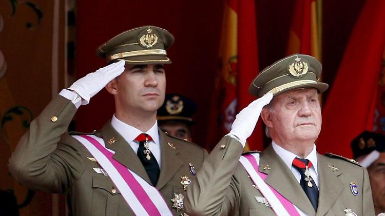 Spaniens König Juan Carlos (r) dankt ab, sein Sohn Felipe besteigt den Thron. Den Titel darf Juan Carlos aber behalten. Foto: Javier Cebollada