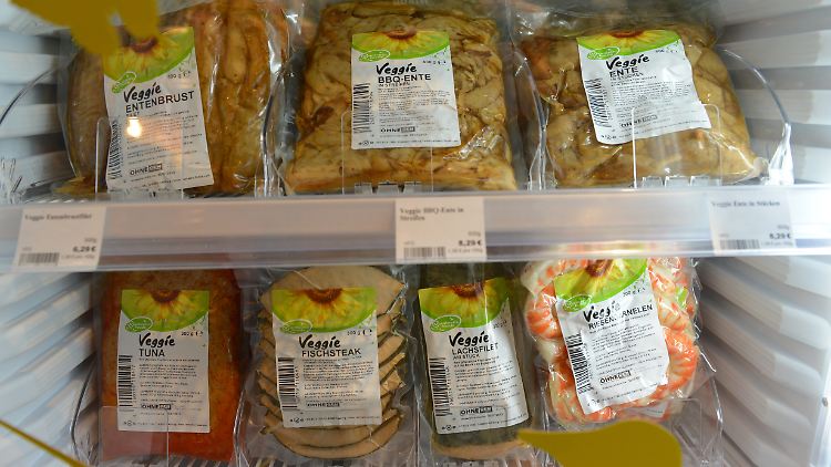 Produkte für Veganer mit den Bezeichnungen wie Veggie-Ente oder Veggie-Lachsfilet liegen in einer Kühltheke "Veganz"-Supermarkt in Frankfurt.