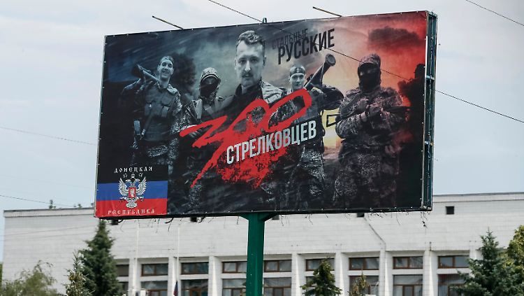 Ein Plakat in Kostjantyniwka zeigt "Oberst Igor Strelkow" als Anführer der "300" - eine Anspielung auf die antike Schlacht bei den Thermopylen, in der 300 Spartaner eine persische Übermacht aufgehalten haben sollen, um den Abzug der Griechen zu sichern.