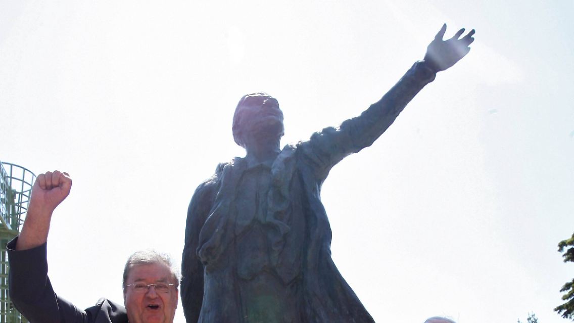 "Vive la révolution!" Georges Frêche (links) posiert zusammen mit dem Bildhauer Francois Cacheux vor der Statue Lenins.