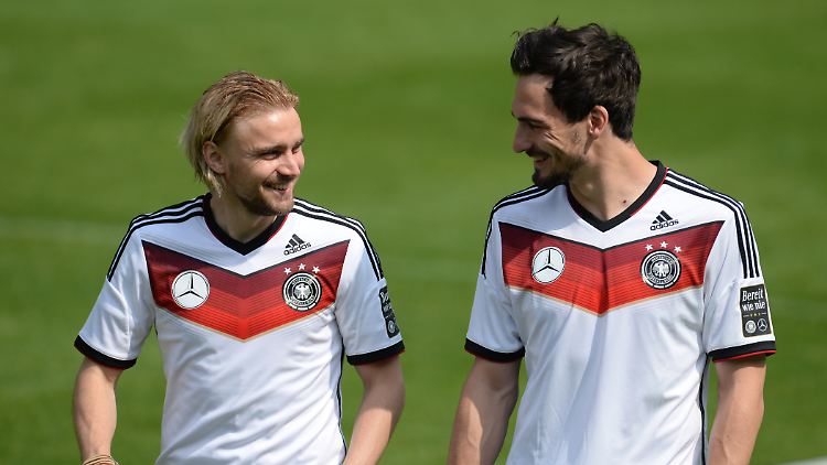 Hummels im Trikot der Nationalelf, hier mit Vereinskollege Marcel Schmelzer.