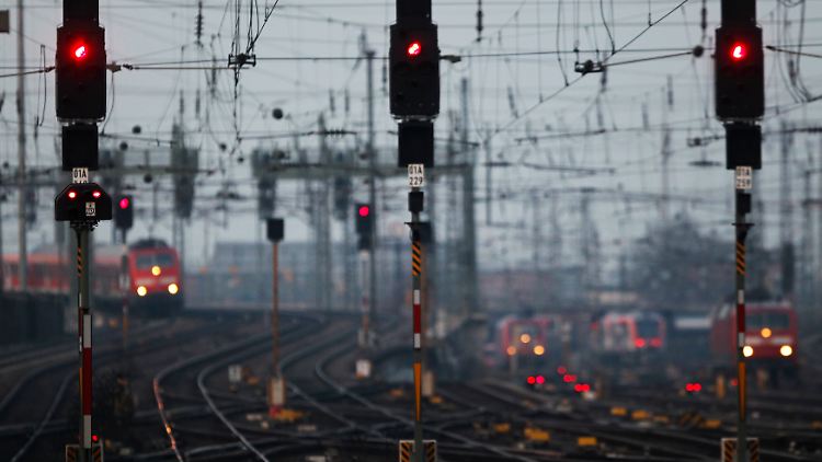 Es läuft nicht alles rund bei der Bahn - die bisherigen Planungen wirft das Unternehmen nun über den Haufen.