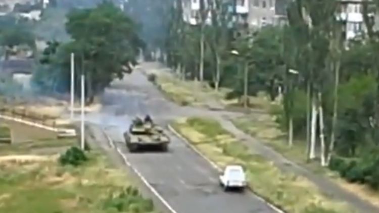 Ein Youtube-Film soll zeigen, wie ein russischer Panzer durch die ukrainische Stadt Snischne rollt.