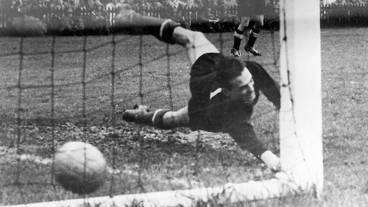 "Aus dem Hintergrund müsste Rahn schießen ..." - Dieser Schuss veränderte sein Leben: Gyula Grosics erreicht den Ball Helmut Rahns nicht, Deutschland wird 1954 erstmals Weltmeister, Grosics in Ungarn zum Sündenbock. 