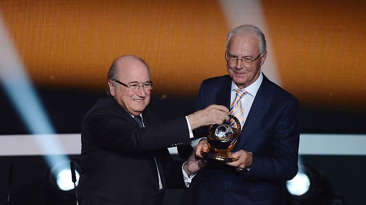 Träger des Präsidenten-Preises der Fifa: Franz Beckenbauer mit Boss Joseph Blatter.