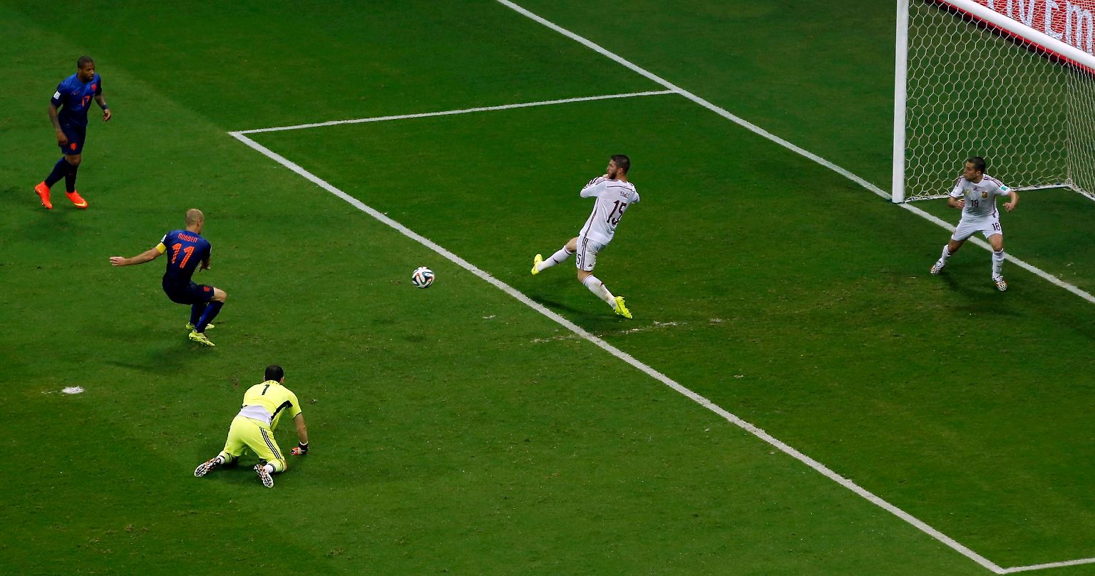 Hier war die Demütigung komplett. Arjen Robben überläuft Spaniens Sergio Ramos, umrundet Spaniens Torwart Iker Casillas und schießt den Ball in die rechte Ecke.