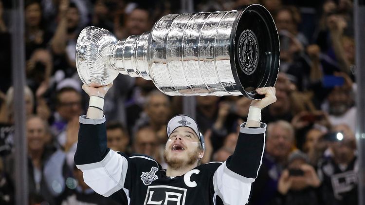 Dustin Brown reckt die Trophäe nach einem harten Kampf in die Höhe.