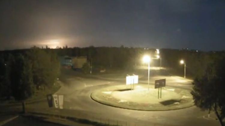 Screenshot eines Videos, das die Explosion des Flugzeugs zeigen soll.