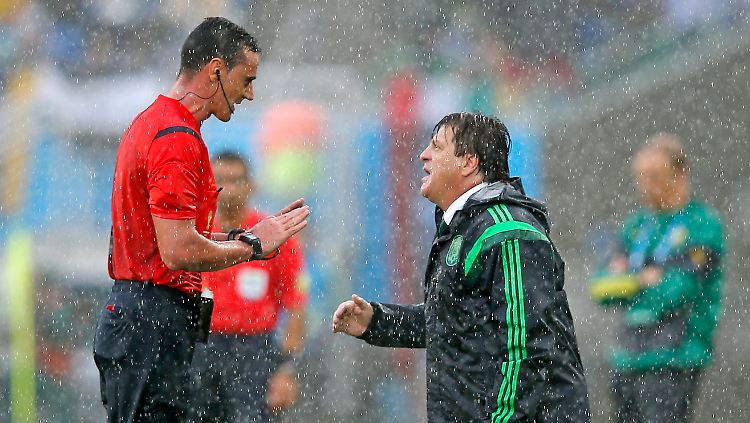 Mexikos Coach Herrera beschwert sich beim kolumbianischen Schiedsrichter Wilmar Roldan.
