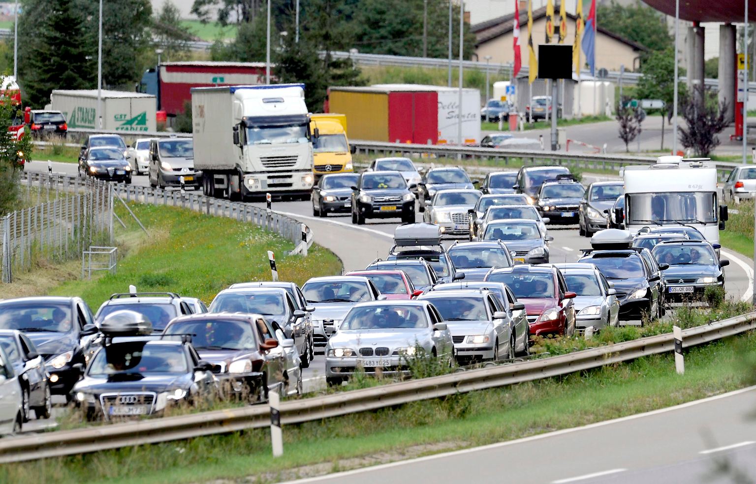 Die Realität auf unseren Straßen sieht so aus: Blechlawinen wälzen sich täglich über unsere Straßen. 