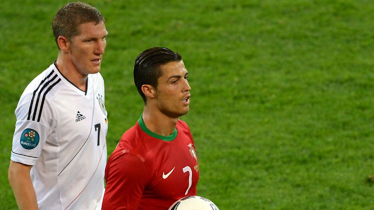Ein Auge auf Ronaldo: Schweinsteiger bei der EM 2012.
