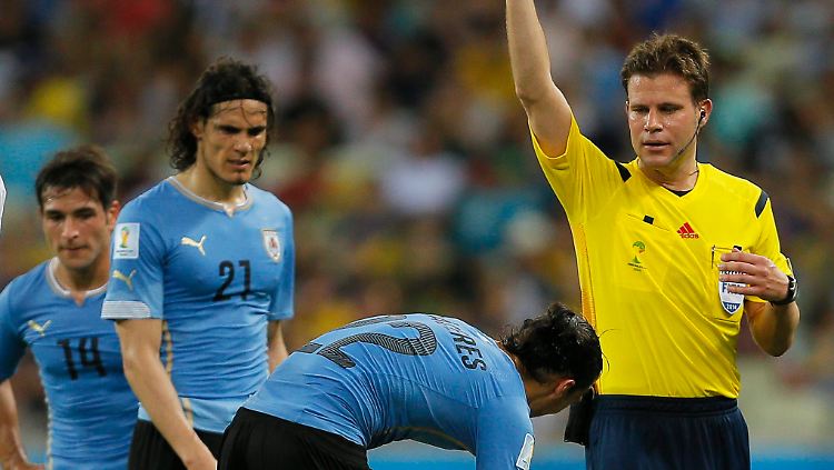 Schiedsrichter Felix Brych machte seinen Job ordentlich - und zeigte die erste Rote Karte der WM. Hier handelt es sich allerdings um eine Verwarnung gegen Martin Caceres.