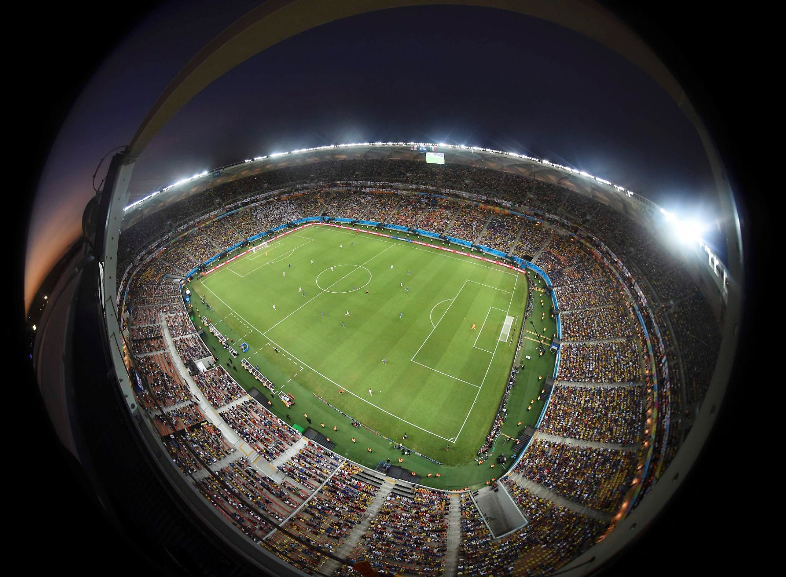 Schwülwarme Temperaturen sorgen beim Klassiker zwischen England und Italien für erschwerte Bedingungen in der Arena Amazonia in Manaus. 