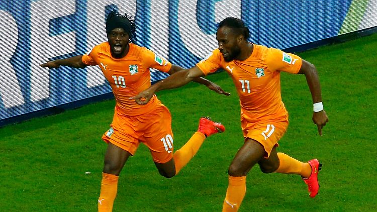 Drogba (r.) gibt die Richtung vor - Gervinho hat gerade das 2:1 erzielt.