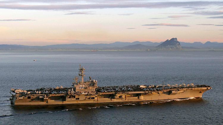 Die USS George H.W. Bush wird von einem Kreuzer und einem Zerstörer begleitet.