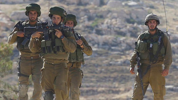 Nahe Hebron suchen israelische Soldaten nach Spuren der Jugendlichen.