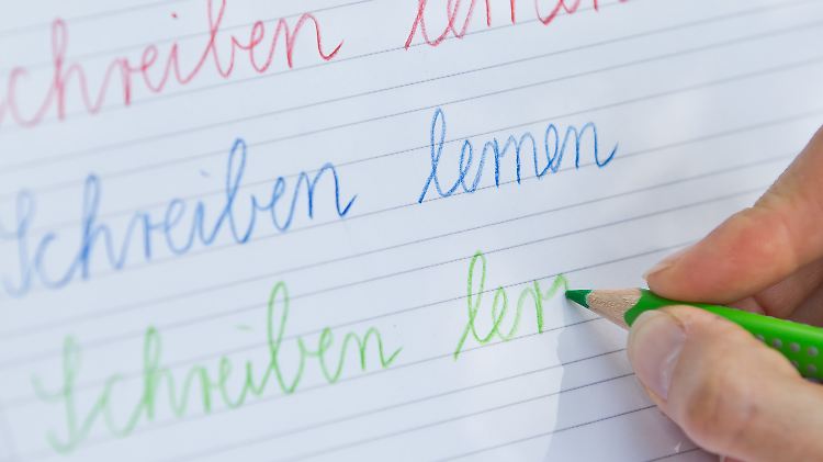 Die klassische lateinische Schrift, bei der alle Buchstaben zusammenhängen, ist eine anspruchsvolle Fertigkeit.
