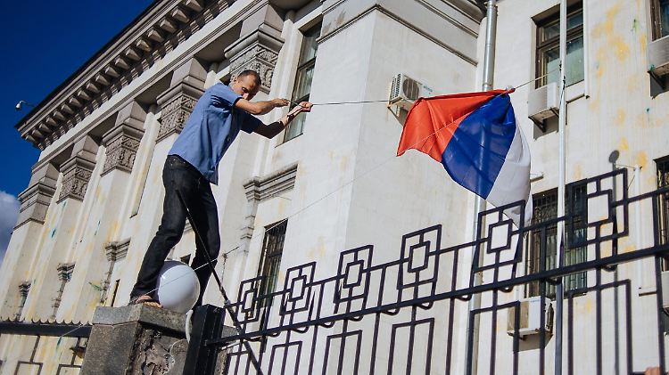 Am Samstag kam es zu Ausschreitungen vor der russischen Botschaft in Kiew. Dabei wurde auch die russische Fahne vom Mast geholt.