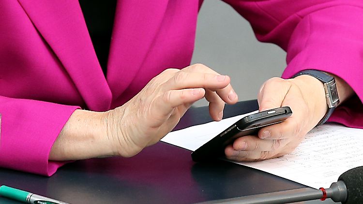 Sie allein wird die SMS nicht retten: Die Kanzlerin gilt als schnelle Tipperin, die hunderte Kurzmitteilungen pro Woche versendet.