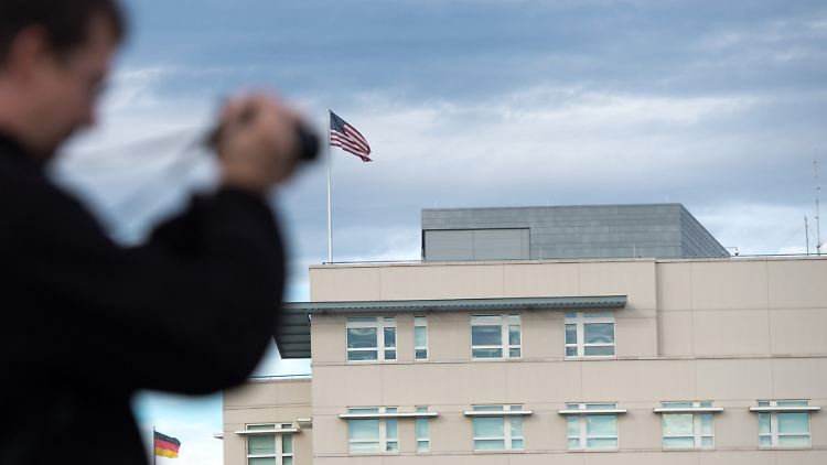 Von der US-Botschaft in Berlin aus wird spioniert - nur der deutsche Verfassungsschutz scheint das nicht zu wissen.
