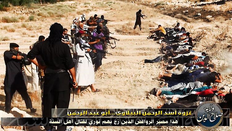 Eines der ausgewerteten Fotos. Nach Augenschätzung werden hier laut HRW 35 bis 40 Männer erschossen.