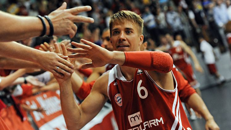 Bayerns Steffen Hamann klatscht die Hände der Fans ab. 