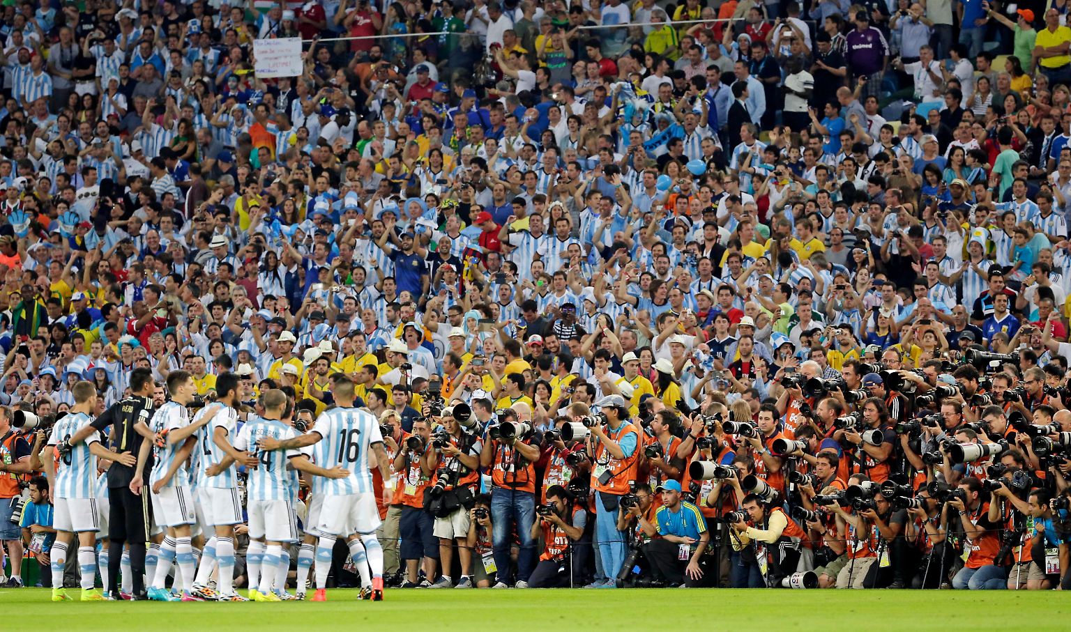Es geht gut los für Lionel Messi, für die Argentinier und für die Tausenden Messis auf der Tribüne im Maracana. 