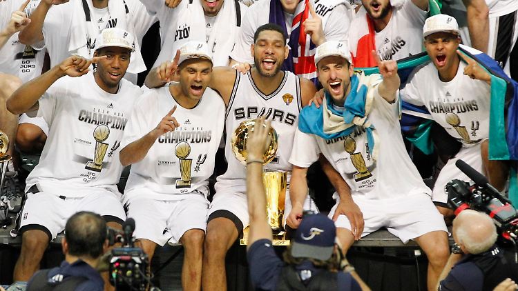 Die Spurs gewinnen ihre fünfte Meisterschaft - Tim Duncan (M.) war immer dabei. Neben ihm sitzen Tony Parker und Manu Ginobili, die je vier Meisterschaften gewannen.