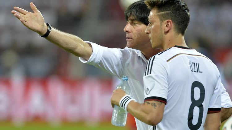 Joachim Löw gibt Mesut Özil Anweisungen. Deutschland hat gute Chancen auf das Achtelfinale.