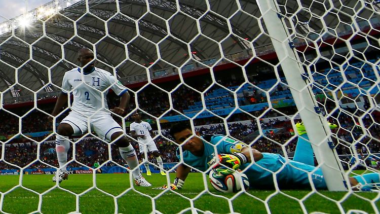 Honduras-Keeper Noel Valladares versucht den Ball unter Kontrolle zu bringen.