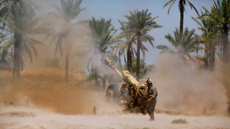 Mit schweren Geschützen geht die irakische Armee gegen die Isis vor.