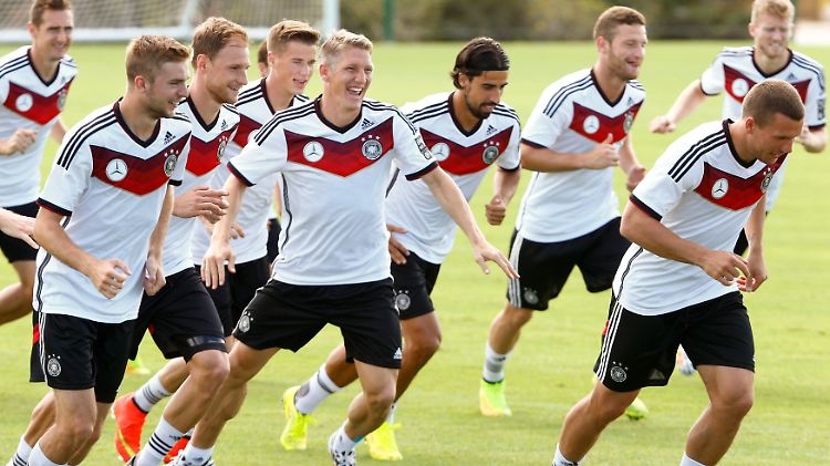 Es kann losgehen: Klose, Kramer, Höwedes, Durm, Schweinsteiger, Khedira, Mustafi, Podolski und Klose (v.l.) scheint's zu freuen.