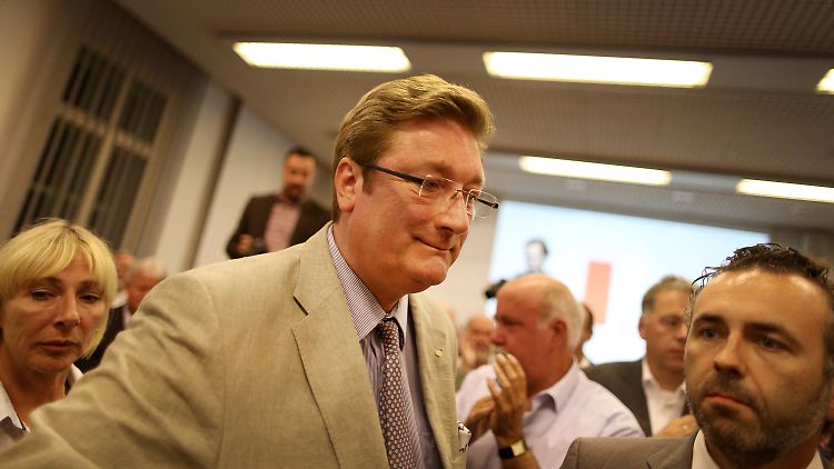 Bitterer Abend: Düsseldorfs Ex-Oberbürgermeister Dirk Elbers (M.)