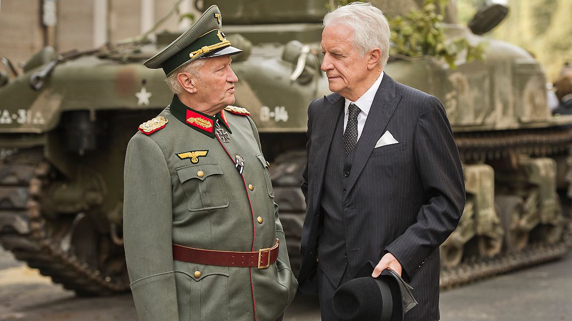 General Dietrich von Choltitz_Niels Arestrup, r._Konsul Raoul Nordling_André Dussollier, l._Diplomatie_1.jpg