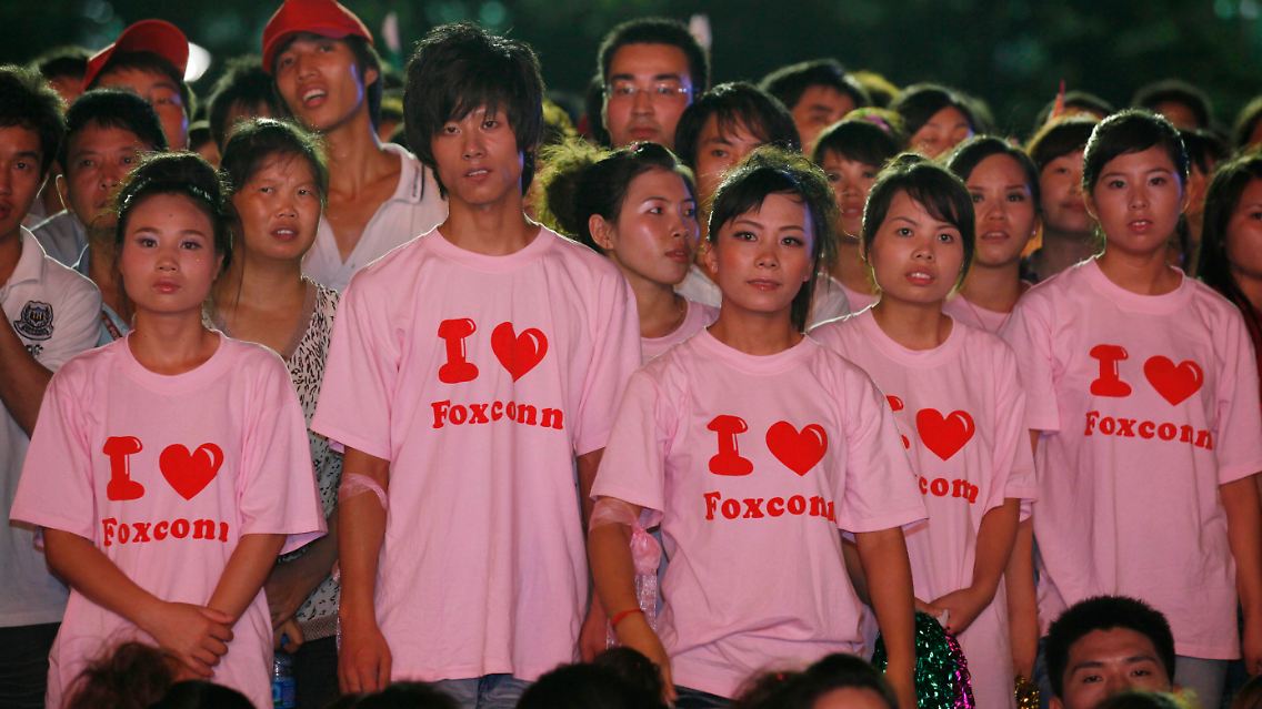 Auf gemeinsamen Veranstaltungen versucht Foxconn die Moral unter den Mitarbeitern zu stärken.