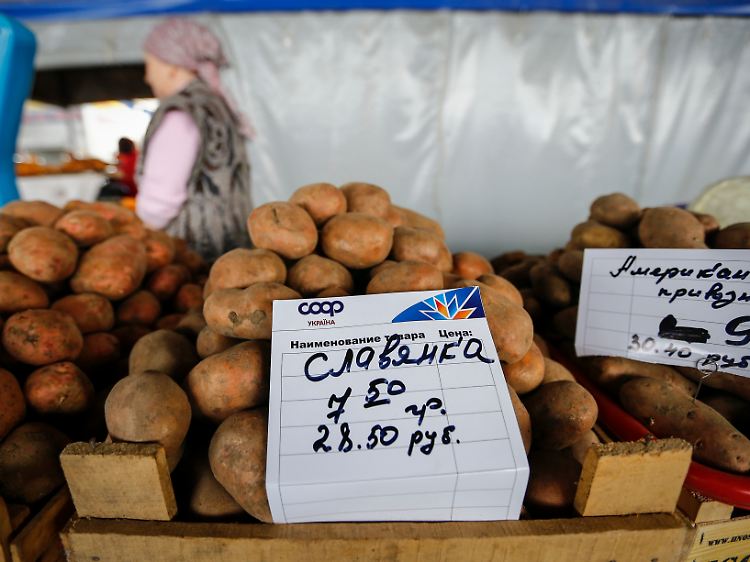 Der Preis für ein Kilo Kartoffeln auf einem Markt in Simferopol in ukrainischen Griwna und russischen Rubeln.