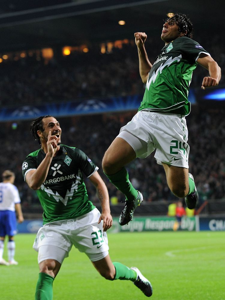 Die Werderaner zeigten blitzsaubere Kombinationen, besonders beim 3:0 durch Pizarro (rechts, neben Sturmkollege Almeida).