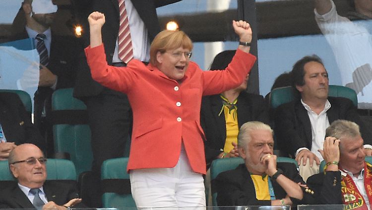 Mit Brille und mit Hingabe: Angela Merkel feiert das 2:0.