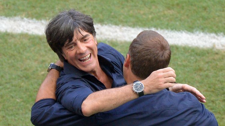 Überschwänglich bejubelte Joachim Löw zusammen mit Hansi Flick den Auftaktsieg.